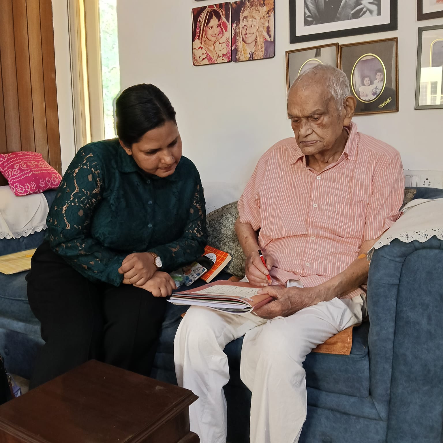 senOcare dementia care attendant assisting an elderly patient with daily activities